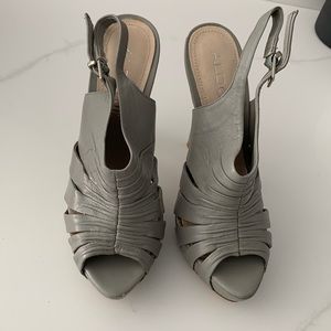 Woman’s Grey sandal heel from